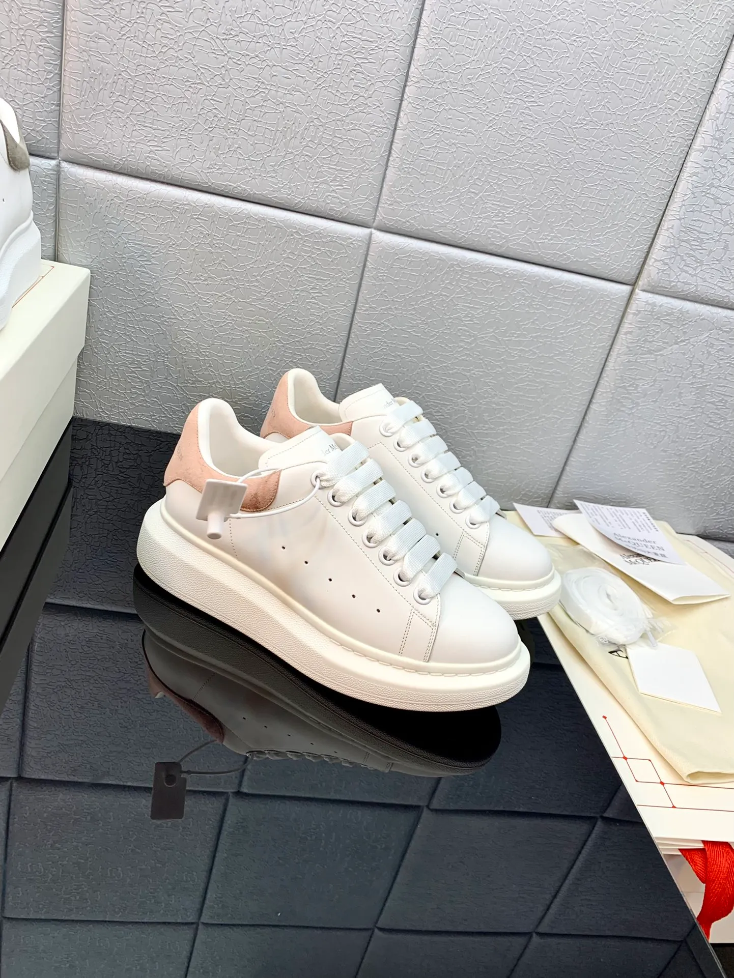 👟👟Ex-factory price👟👟Ex-factory price 480👟👟 Women's shoes Women's clothing 2022 latest upgraded version The latest McQueen white shoes original 1⃣: 1⃣ perfect replica ☑Delivery latest counter full set of packaging🎁Full series of color styles are constantly updated🥳🥳 🔺Fabric: Customized original matte silk cowhide 🔺Inner lining: imported water-dyed sheepskin lining/original customized soft cowhide pad 🔺Feet: ultra-clear high temperature air pressure logo➕soft latex pad 🔺outsole: rubber T👟👟factory price👟👟factory price U vacuum bottom/I👟👟factory price👟👟factory price original foam bottom, thick bottom about 4cm 🔺Size: Female M34-40 Male M39-45
